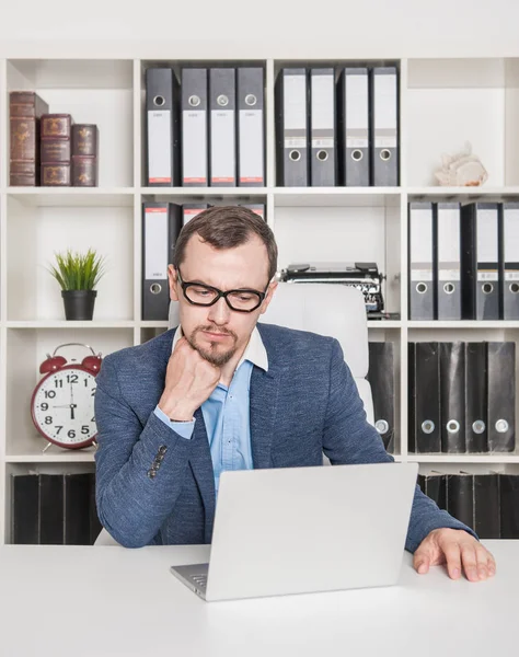 Homme d'affaires patron travaillant dans le bureau — Photo