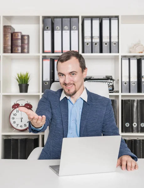 Patron homme d'affaires beau avec geste de bienvenue au bureau — Photo