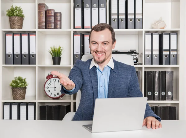 Patron homme d'affaires beau avec geste de bienvenue au bureau — Photo