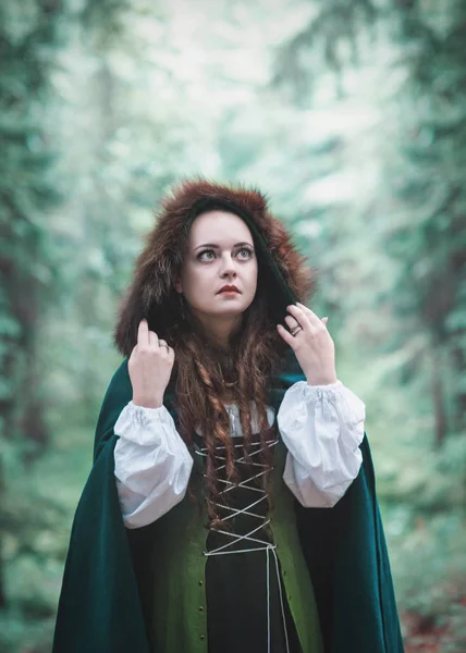 Όμορφη γυναίκα σε πράσινο μεσαιωνικό φόρεμα εξωτερική — Φωτογραφία Αρχείου