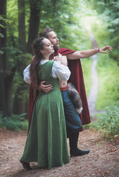 Brave guerrier Viking homme avec belle femme médiévale en plein air — Photo