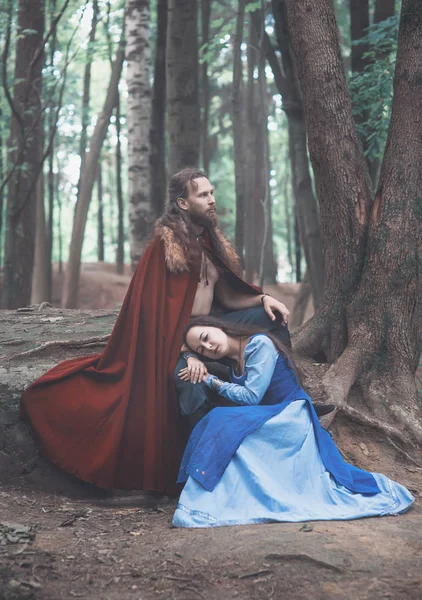 Храбрый викинг-воин с красивой средневековой женщиной — стоковое фото