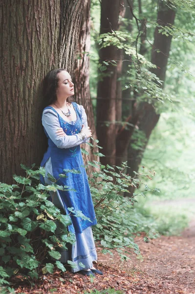 Vacker kvinna i blå medeltida klänning utomhus — Stockfoto