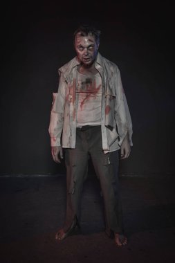 Korku korkunç zombi adam. Cadılar Bayramı sahnesi