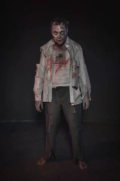 Horror hombre zombie terrible. Escena de Halloween —  Fotos de Stock