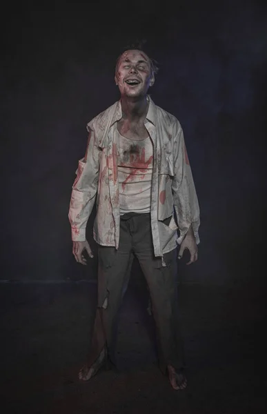 Horror terrible hombre zombie risa. Escena de Halloween —  Fotos de Stock