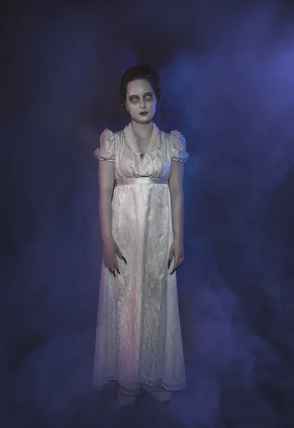 Femme fantôme en robe victorienne blanche. Scène Halloween — Photo