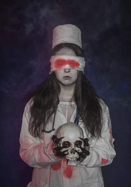 目と頭蓋骨に血まみれの包帯を持つ恐ろしい看護師の女性。ホール — ストック写真