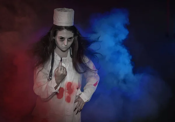 Verschrikkelijke verpleegster vrouw belt u. Halloween scene — Stockfoto