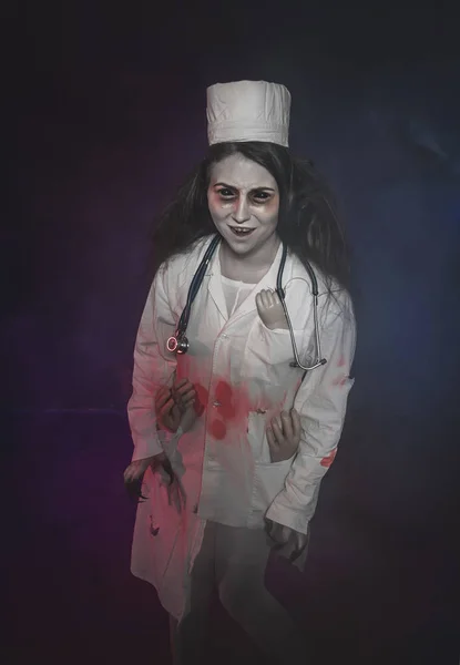 Verschrikkelijke verpleegster vrouw schreeuwen. Halloween scene — Stockfoto