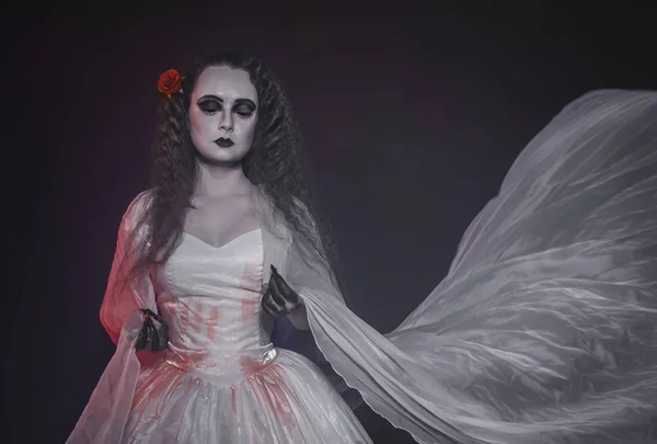 Belle femme fantôme en robe de mariée sanglante — Photo