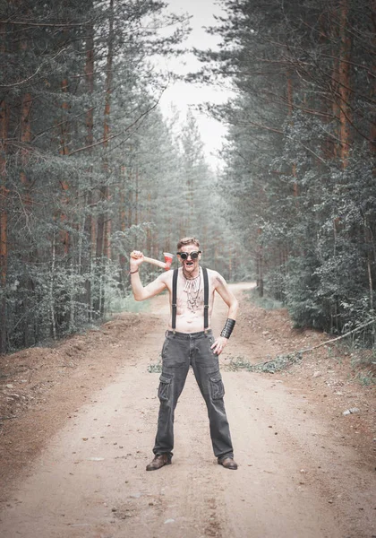 Cannibal steampunk Hombre en gafas con hacha en el bosque —  Fotos de Stock