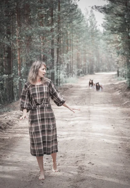森の中の道路上の怖い女性と幽霊 — ストック写真
