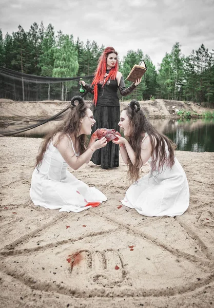 뿔달린 악귀들로 마술을 만드는 아름다운 마녀 — 스톡 사진