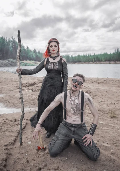 Terribile steampunk uomo e bella strega — Foto Stock