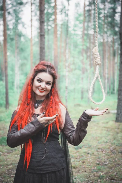 美丽的微笑的女巫，在森林里挂着吊人的圈 — 图库照片