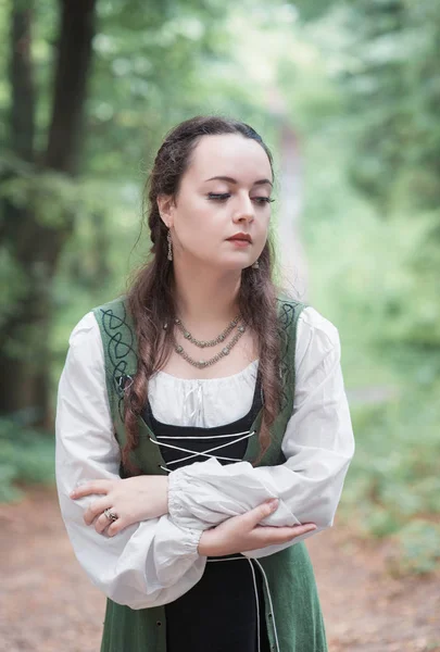 Mujer hermosa triste en vestido medieval verde —  Fotos de Stock