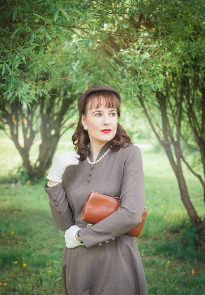 Beautiful Woman Retro Style Gray Dress Outdoor — Stock Photo, Image