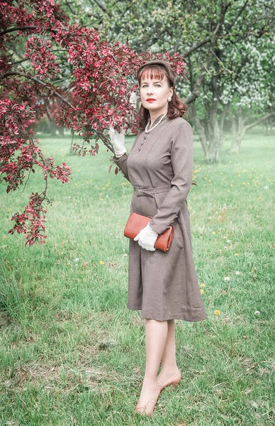 Hermosa Mujer Estilo Retro Vestido Gris Aire Libre —  Fotos de Stock