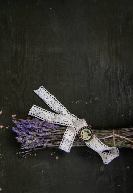 Kuru lavanta çiçekleri buketi eski kırsal ahşap sırtüstü