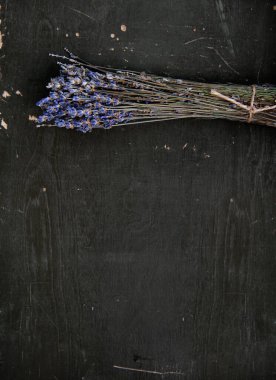 Kuru lavanta çiçekleri buketi eski kırsal ahşap sırtüstü