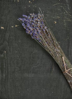 Kuru lavanta çiçekleri buketi eski kırsal ahşap sırtüstü