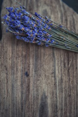 Kuru lavanta çiçekleri buketi eski kırsal ahşap sırtüstü