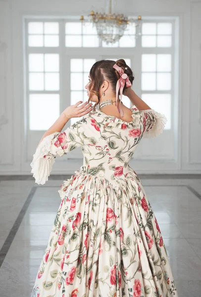 Schöne Frau Langem Grünem Mittelalterkleid Saal Rückenlage — Stockfoto