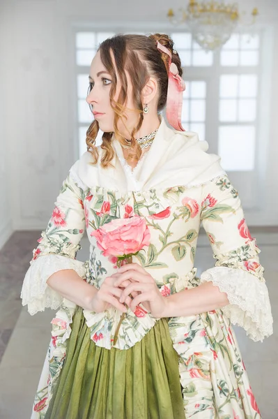 Hermosa Mujer Vestido Medieval Verde Largo Con Flor — Foto de Stock