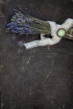 Kırsal arka planda güzel kuru lavanta çiçekleri