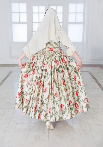 Красивая Женщина Длинном Зеленом Средневековом Платье Холле Поза Сзади — стоковое фото