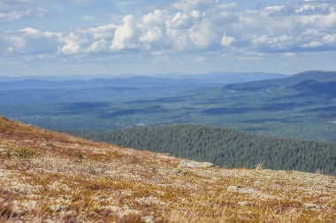 Tundra tepeleri ve gökyüzü bulutlarıyla güneşli güzel bir gün manzarası 