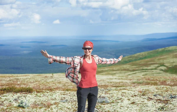 快乐的微笑着的女性游客 张开双手站在冻土带山上 景色迷人极了 — 图库照片
