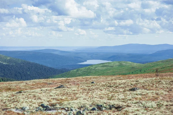 Tundra tepeleri ve gökyüzü bulutlarıyla güneşli güzel bir gün manzarası 
