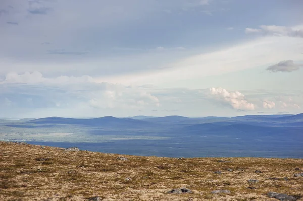 Vedere Scenică Peisajului Frumos Însorită Dealuri Tundră Nori Cer — Fotografie, imagine de stoc