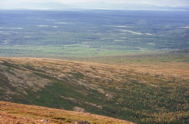 Tundra tepeleri ve gökyüzü bulutlarıyla güneşli güzel bir gün manzarası 