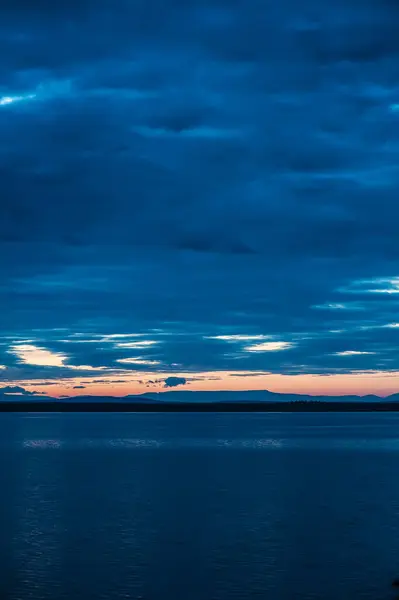 Vacker Mystisk Solnedgång Kullar Med Nattmoln Och Reflektion Vattnet — Stockfoto