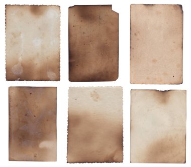 Yanmış kenarları, lekeleri ve çizikleri olan eski model kaba doku retro kağıdı. 