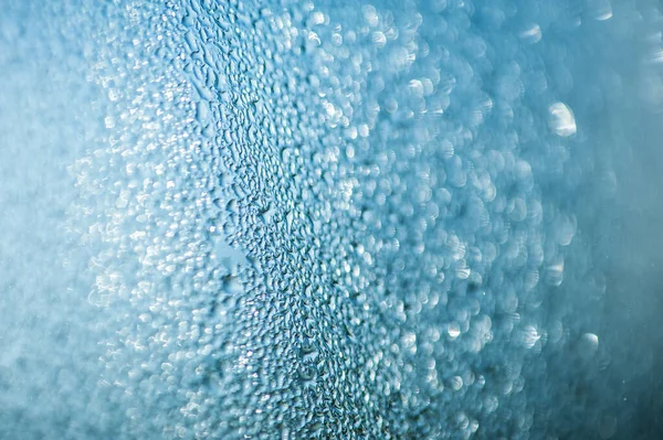 窓ガラスに露水雨が降ると ぼんやりとしたボケの背景 — ストック写真