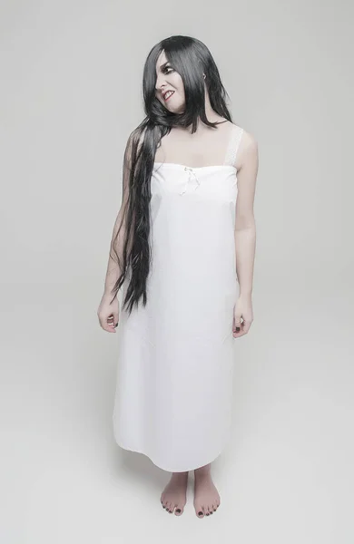 Mystical Czarownica Kobieta Białej Sukience Szarym Tle — Zdjęcie stockowe
