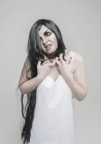 Мистическая Женщина Призрак Белой Длинной Рубашке Руками Возле Шеи Сером — стоковое фото