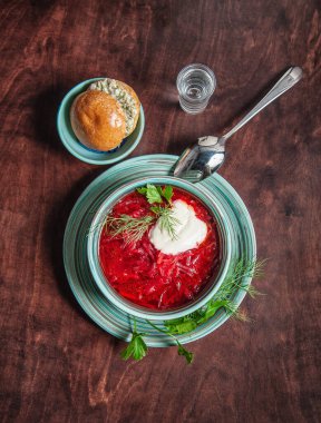 Geleneksel pancar çorbası borş taze yeşil maydanozlu. Üst yaşam