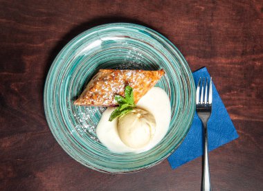 Tabağında vanilyalı dondurma olan elmalı turta. Üst yaşam