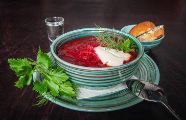 Geleneksel pancar çorbası taze maydanozlu.