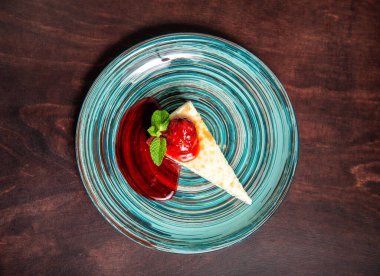 Tabağında vanilyalı dondurma olan elmalı turta. Üst yaşam