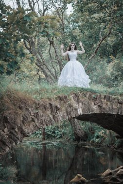 Köprüde ölü gelin dikiliyor. Cadılar Bayramı sahnesi