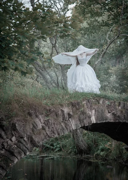 Gruselige Tote Braut Steht Auf Der Brücke Freien Halloween Szene — Stockfoto