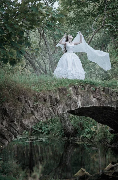 Gruselige Tote Braut Steht Auf Der Brücke Freien Halloween Szene — Stockfoto