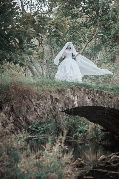 Straszna Martwa Panna Młoda Stojąca Moście Zewnątrz Scena Halloween — Zdjęcie stockowe