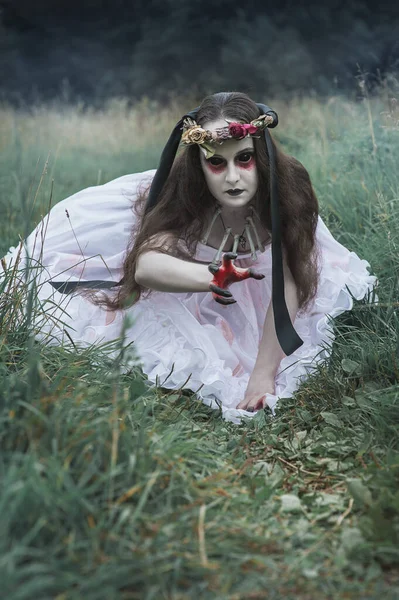 Strasznie Smutna Martwa Panna Młoda Czołgająca Się Terenie Scena Halloween — Zdjęcie stockowe